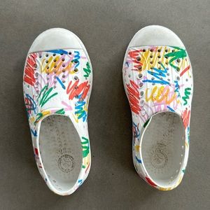 Native x Crayola toddler shoes C9 great condition.